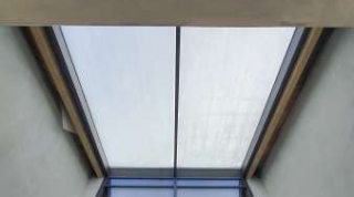 Fasada na elewacji i świetlik aluminiowy w dachu budynku.