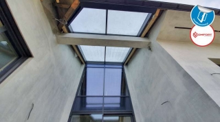 Fasada na elewacji i świetlik aluminiowy w dachu budynku.