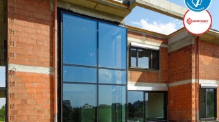 Szklana ściana z fasady aluminiowej + okna aluminiowe + okna z PCW.