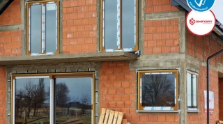 Prawidłowy montaż okien w budynku wykonanym z pustaka ceramicznego.