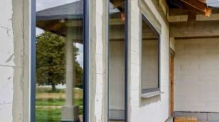 Prawidłowy montaż okien i drzwi podnoszono-przesuwnych HST, wyprodukowanych z profili PCW